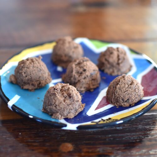 Almond date balls